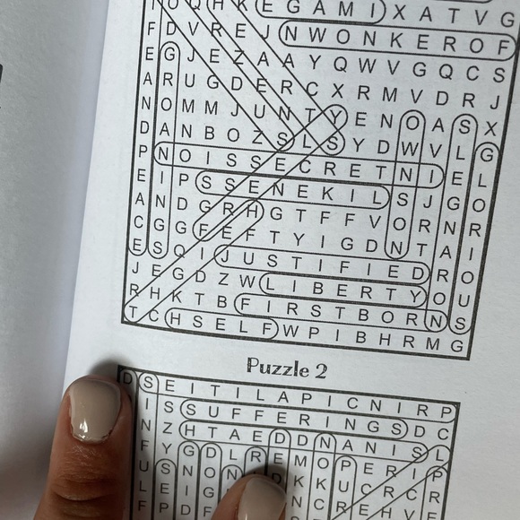 Bible Word Search Puzzle Book NWT - Picture 2 of 4